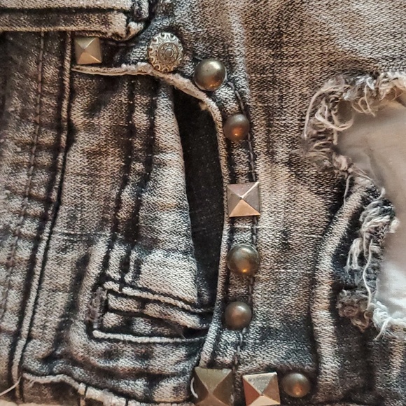 SUPERRRR CUTE distressed shorts😍 - Picture 5 of 7